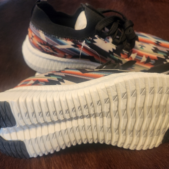 Trendy Rodeo Shoes with Colorful Pattern - Picture 2 of 3